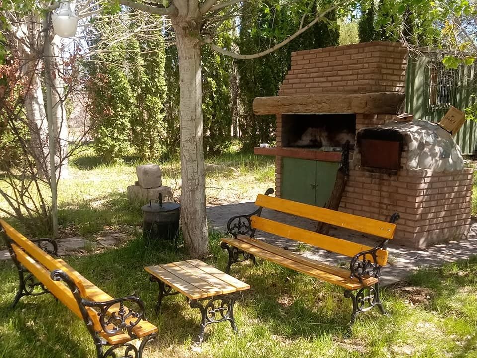 Parrilla y quincho bajo los árboles