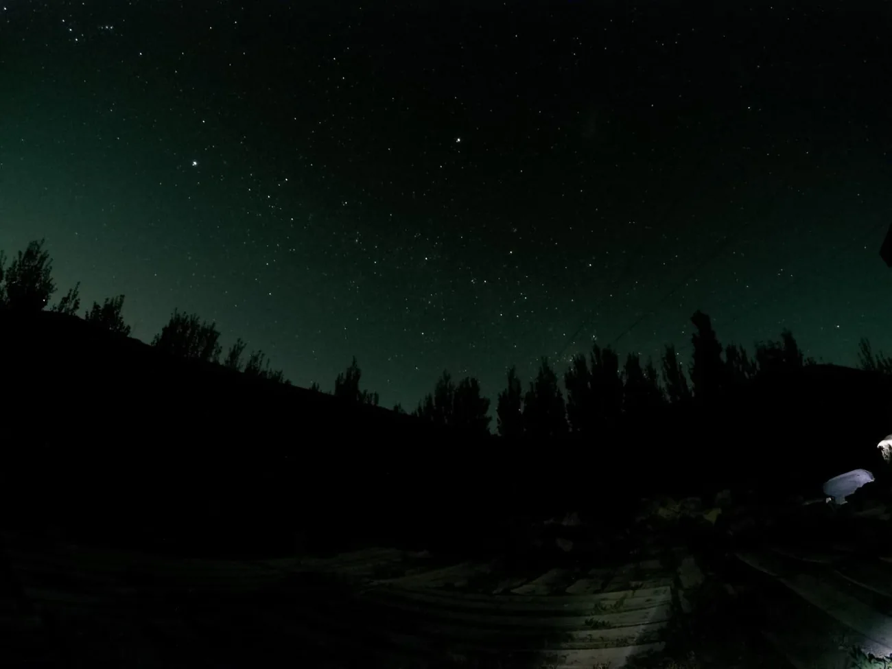 Cielo estrellado sobre el campo, en el Refugio Campo El Morro